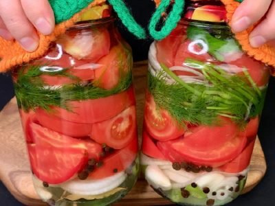 Маринованные помидоры дольками с луком и зеленью