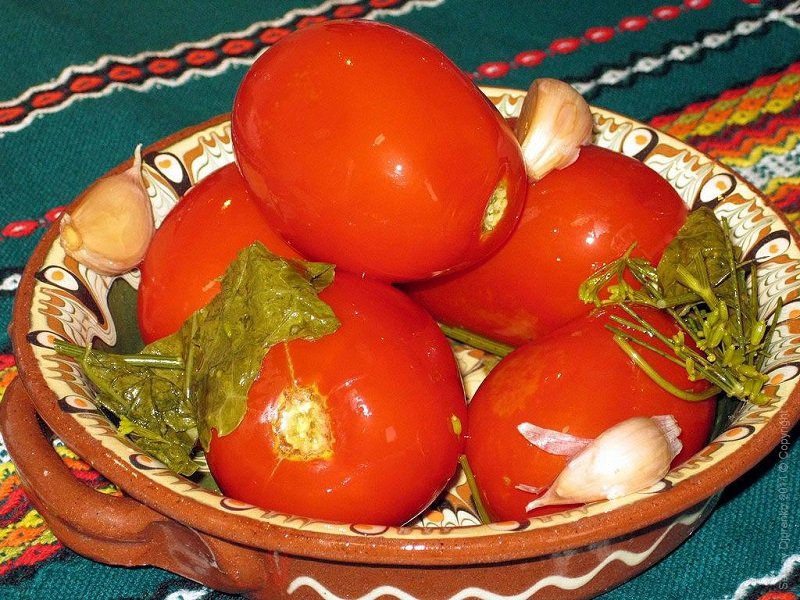 подача помидоров и алычи