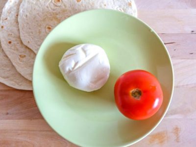 Помидоры с моцареллой на гриле