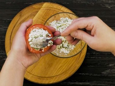 Помидоры с творогом и чесноком