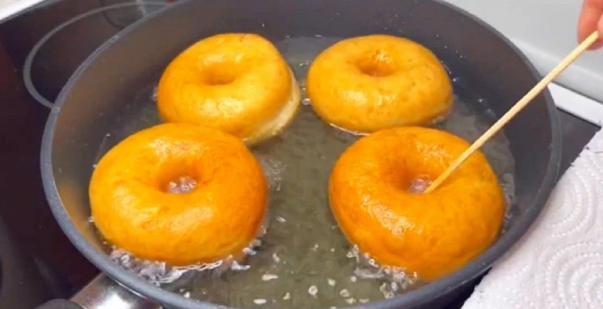 пончики на сковороді