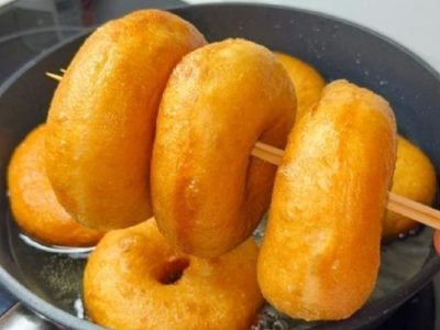 Золотистые пончики из манки на сковороде