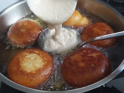 Дрожжевые яблочные пончики на сковороде