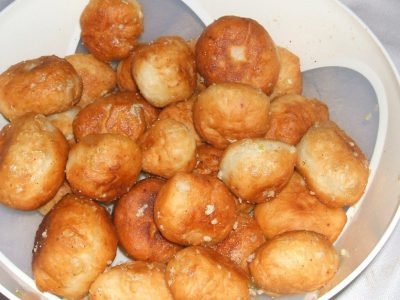 Пончики с чесноком