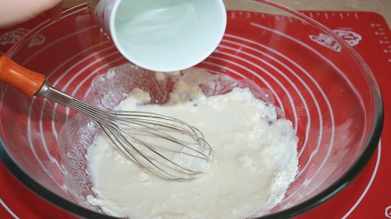 заливание кипятка в тесто