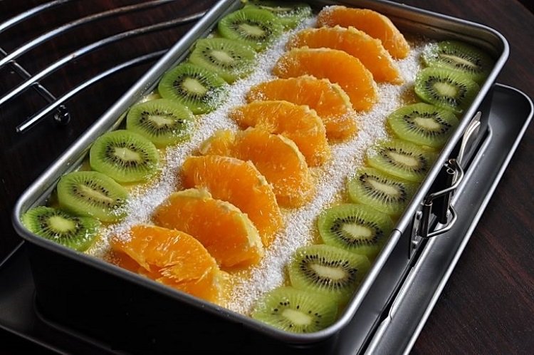 Постное пирожное с фруктами