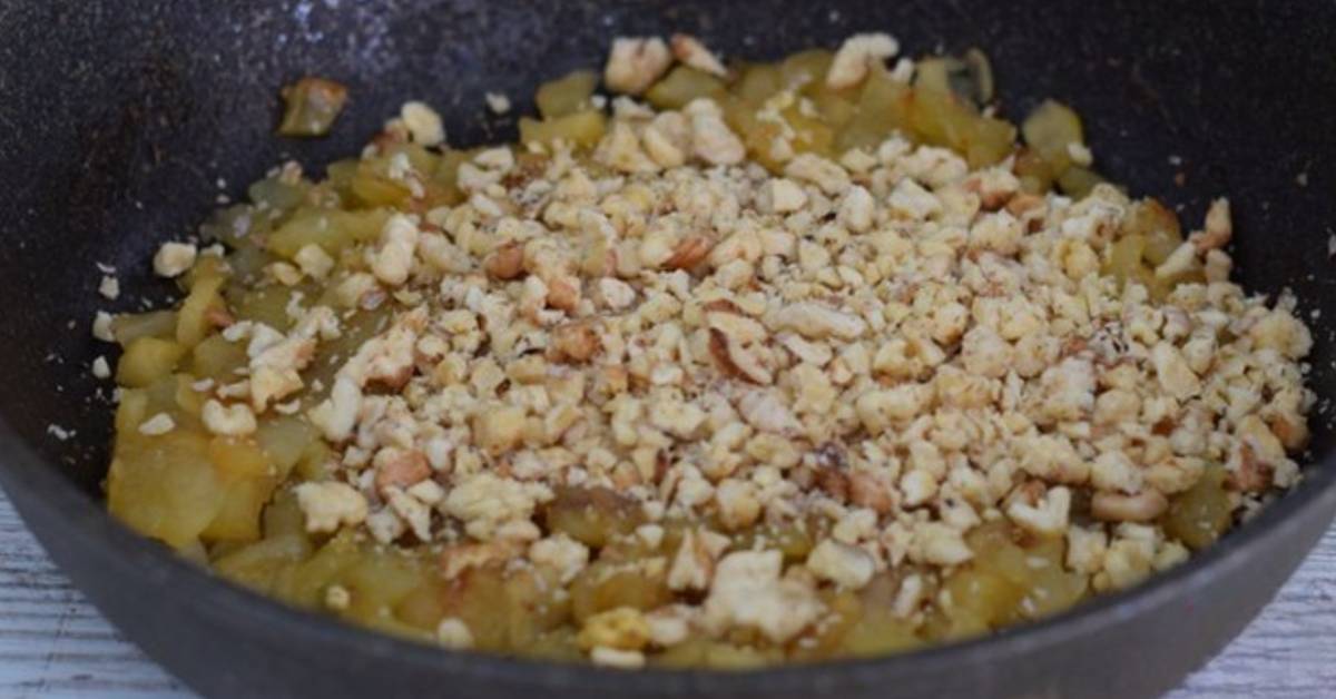 тушеные яблоки с орехами