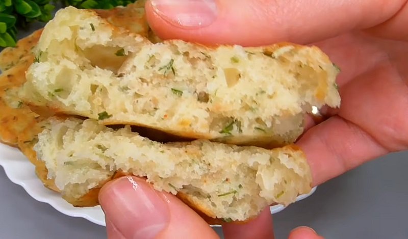 готовые оладьи с зеленью