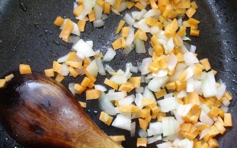 тушеная морковь с луком на сковороде