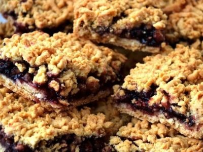 Постный тертый пирог с вишней