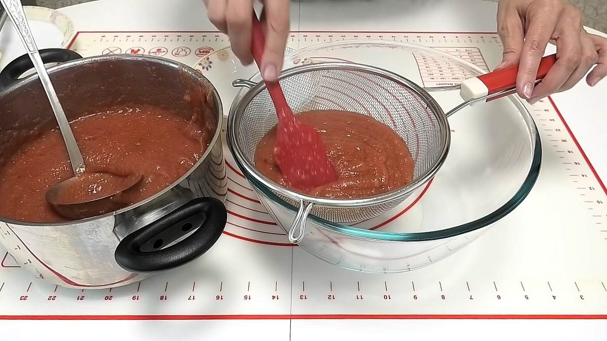 перетирание фруктовой массы через сито