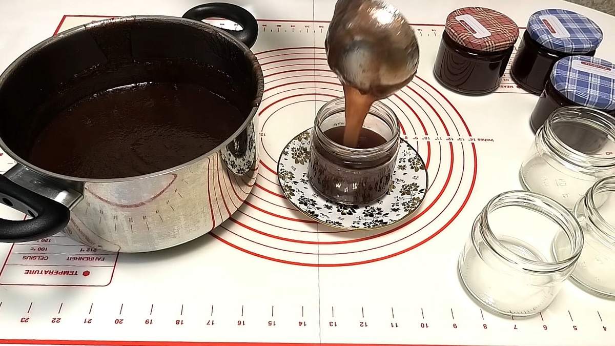 разлив повидла по банкам