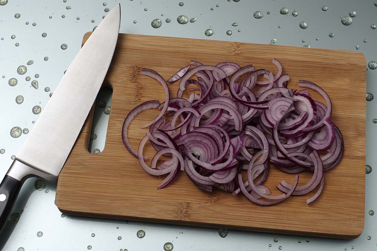 Порезать. Лук нарезанный полукольцами. Нарезка лука полукольцами. Тонко нарезанный лук. Красный лук нарезанный полукольцами.