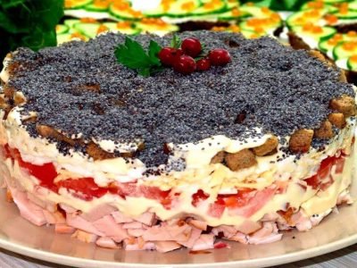 Праздничный салат с курицей и сухариками