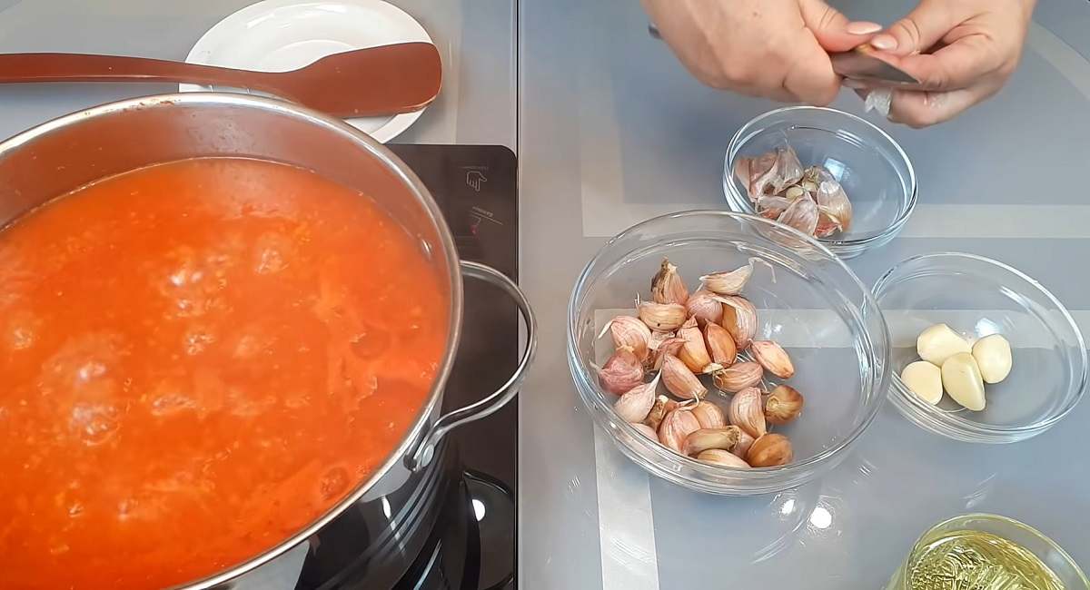 добавление чеснока и масла