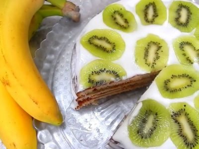 Простой бисквитный торт с банановым кремом