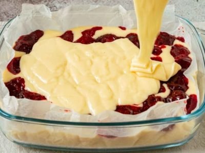 Простой пирог с вареньем к чаю