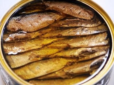 Простой салат со шпротами: бюджетный рецепт