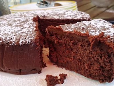 Простой шоколадный пирог с вином и корицей