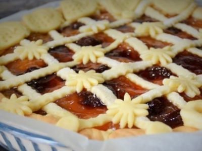 Простой творожный пирог с вареньем