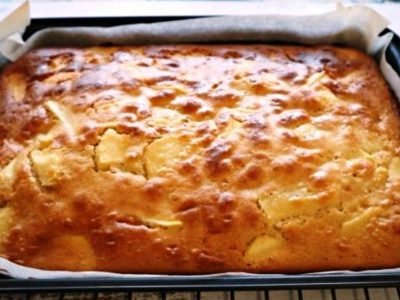 Простой яблочный пирог на сметане