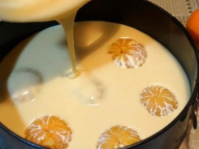 Простой заливной пирог с мандаринами