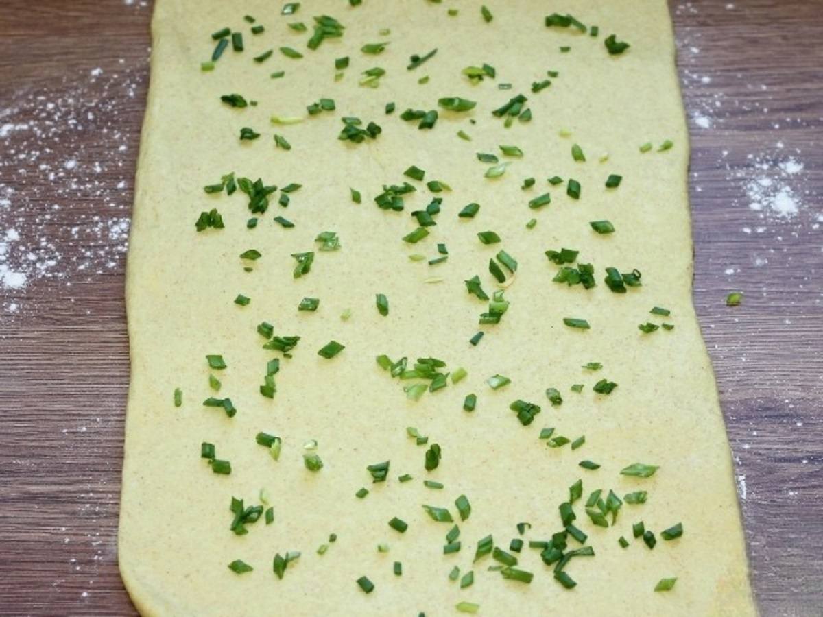 пласт теста с луком и чесноком