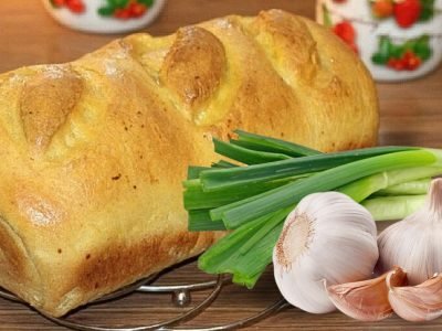 Пряный хлеб с луком и чесноком в духовке