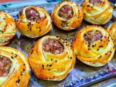 Пышные булочки с мясом в духовке