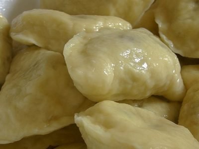 Пышные ленивые вареники с вишней на кефире без творога