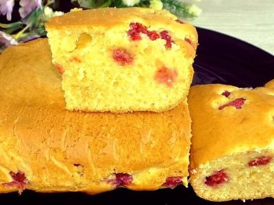 Пышный пирог с малиной к чаю