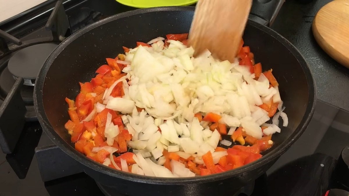 перец и лук на сковороде