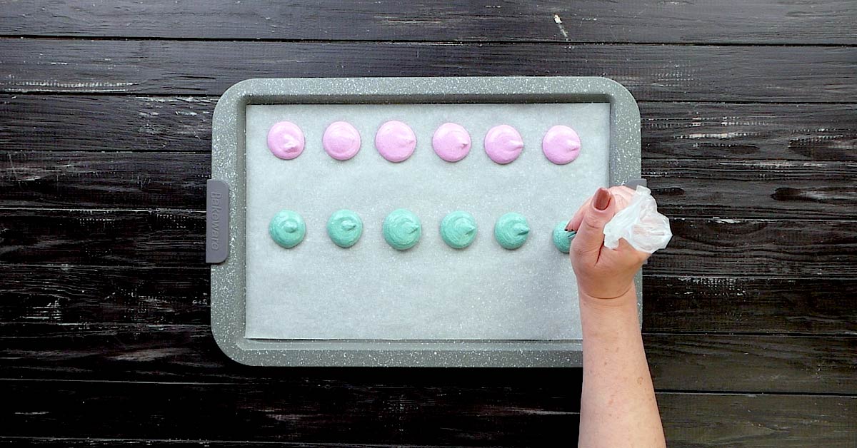 половинки пирожных на противне