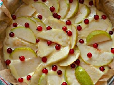 Рецепт грушевого пирога со смородиной