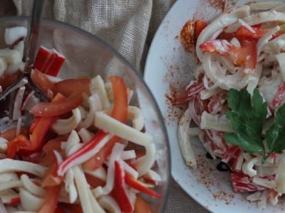 Рецепт салата из кальмара и крабовых палочек