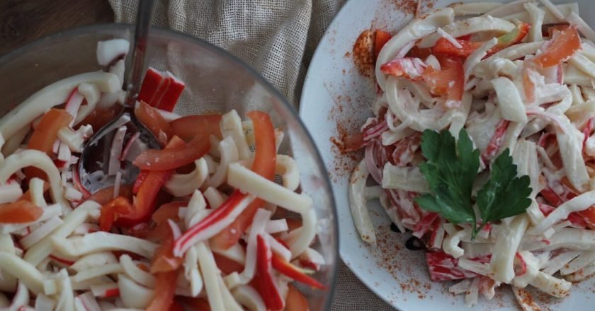 Салат с крабовыми палочками, кальмарами и грецкими орехами: рецепт - Лайфхакер