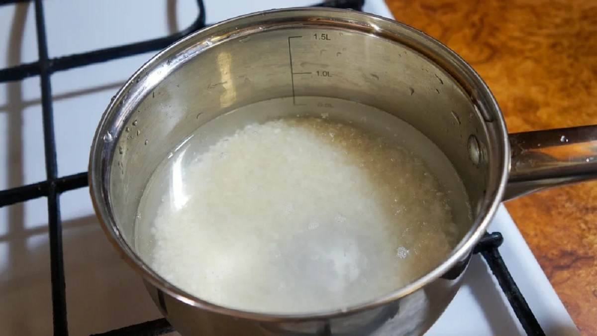 рис в кастрюле