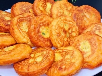 Золотистые рисовые оладьи с картофелем в кляре