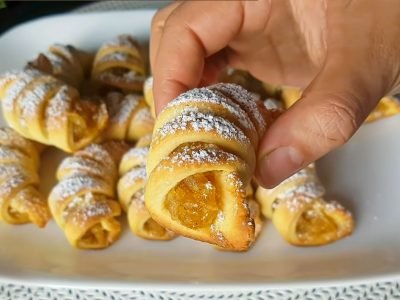 «Открытые» рогалики с тертым яблоком