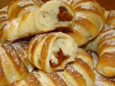 Рогалики со сливами