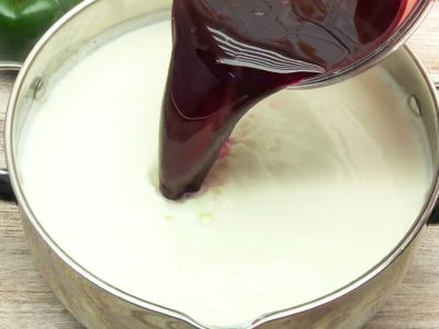 Домашний розовый сыр: как получить необычный цвет