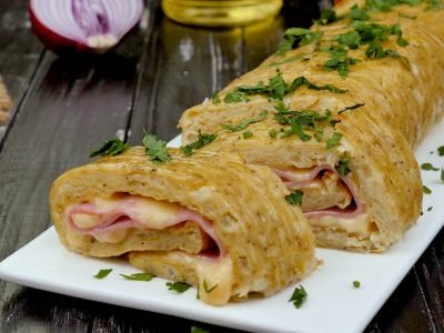 Рулет из тертого картофеля с ветчиной