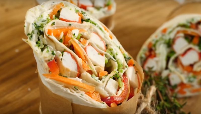 рулет из лаваша с крабовыми палочками