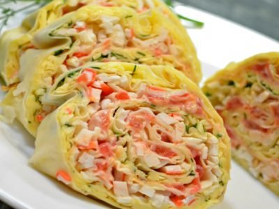 Рулет из лаваша с крабовыми палочками и овощами