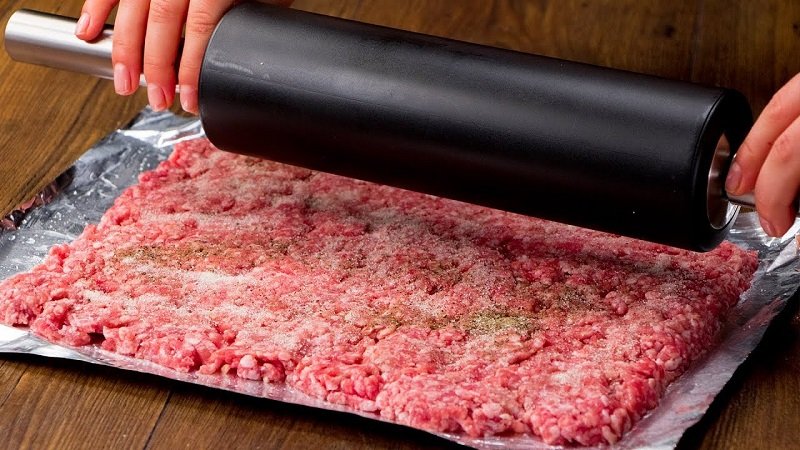 формирование мясного рулета