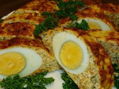 Сочный рулет из мяса с яйцом