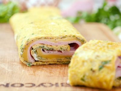 Рулет из омлета с ветчиной