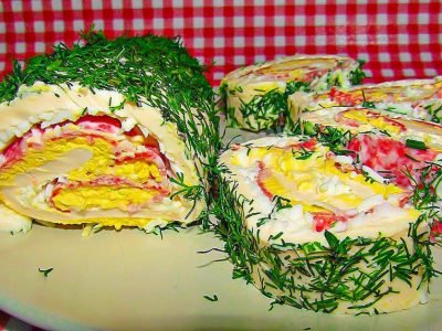 Рулет из плавленого сыра с салями и яйцами