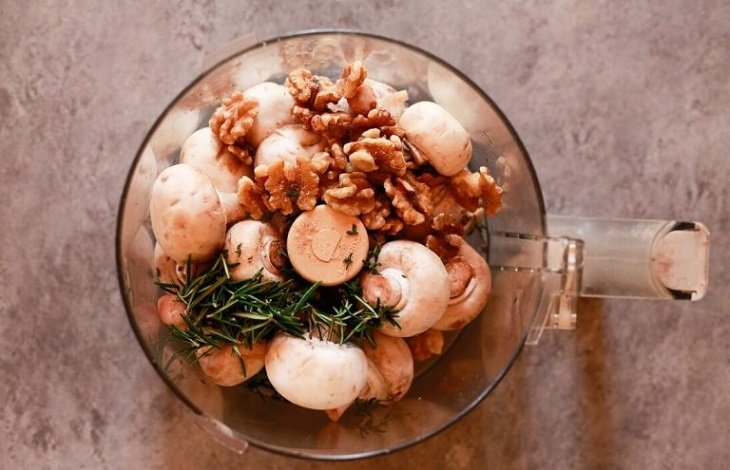 Рулет из слоеного теста с овощами