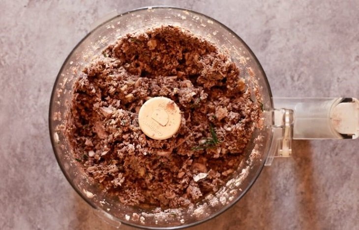 Рулет из слоеного теста с овощной смесью